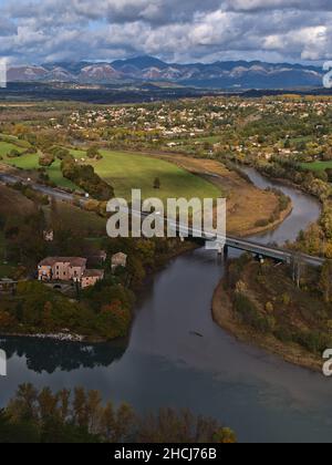 Schöne Aussicht auf den nördlichen Teil der Stadt Sisteron in der Provence, Frankreich mit dem Zusammenfluss der Flüsse Durance und Buech, Autobahn A51 und Wald. Stockfoto