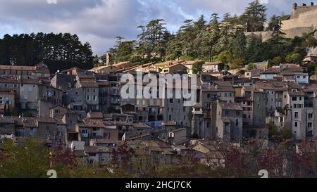 Schöner Blick auf das historische Zentrum der Stadt Sisteron in der Provence, Frankreich mit charakteristischen alten Gebäuden am bewölkten Tag in der Herbstsaison. Stockfoto