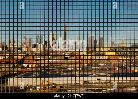 Skyline des Gowanus-Kanals von der U-Bahnstation Smith 9th Street an der Linie F in Brooklyn NYC Stockfoto