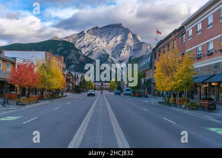 Banff, Kanada - 30. September 2021: Banff Avenue und Cascade Mountain während der Herbstsaison. Stockfoto