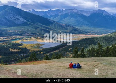 Banff, Kanada - 30. September 2021: Vermilion Lakes, Bow River Valley und Canadian Rockies Mountains in der Nähe von Banff Stockfoto