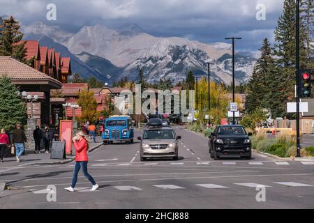 Banff, Kanada - 30. September 2021: Banff Avenue während der Herbstsaison. Stockfoto