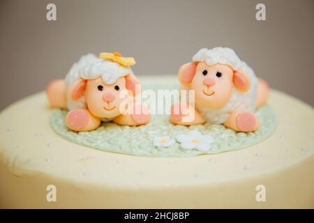 Nahaufnahme von niedlichen und lustigen Lämmerkuchen mit verschwommenem Hintergrund Stockfoto