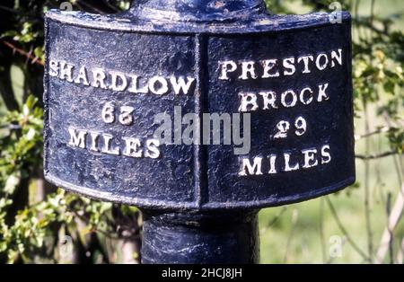 Ein Milepost bei Red Bull am Trent & Mersey Canal in CHeshire. Stockfoto