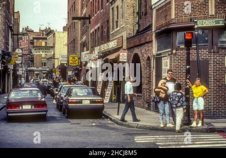 1990 Archivfoto der Salem Street im historischen North End von Boston, Massachusetts, von der Kreuzung mit der Cross Street. Stockfoto