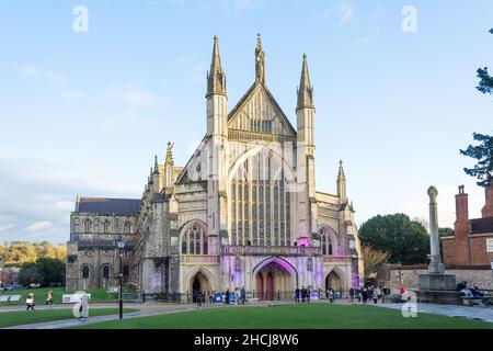 Winchester Cathedral Westfassade im Winter, Cathedral Close, Winchester, Hampshire, England, Vereinigtes Königreich Stockfoto