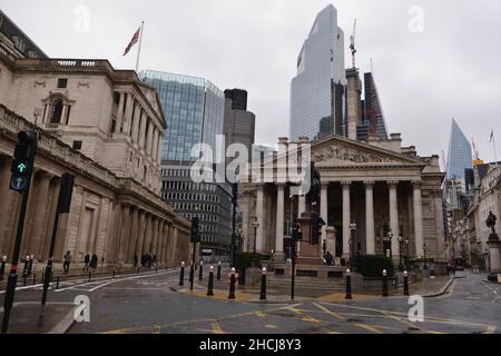 London, Großbritannien. 29th Dez 2021. Ein allgemeiner Blick auf die Bank of England, leere Straßen und die Skyline der City of London, von Cornhill aus gesehen. (Foto von Thomas Krych/SOPA Images/Sipa USA) Quelle: SIPA USA/Alamy Live News Stockfoto