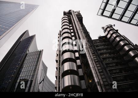 London, Großbritannien. 29th Dez 2021. Ein Blick auf die Wolkenkratzer der City of London. (Foto von Thomas Krych/SOPA Images/Sipa USA) Quelle: SIPA USA/Alamy Live News Stockfoto