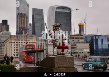London, Großbritannien. 29th Dez 2021. Symbol der Stadt London an der London Bridge. Kredit: SOPA Images Limited/Alamy Live Nachrichten Stockfoto