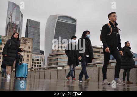 London, Großbritannien. 29th Dez 2021. Fußgänger und Pendler laufen entlang der London Bridge. Kredit: SOPA Images Limited/Alamy Live Nachrichten Stockfoto