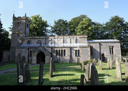 Friedhof der St. Giles Kirche in Great Longstone im Derbyshire Peak District National Park, England, Großbritannien, Friedhöfe in englischen Dörfern Stockfoto