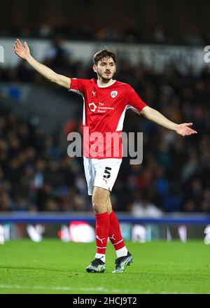 Barnsley's Liam Kitching in Aktion während des Sky Bet Championship-Spiels im Ewood Park, Lancashire. Bilddatum: Mittwoch, 29. Dezember 2021. Stockfoto