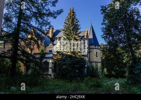 Alte verlassene Burg im gotischen Stil. Ehemaliges Herrenhaus Uspenskoye, Region Moskau Stockfoto