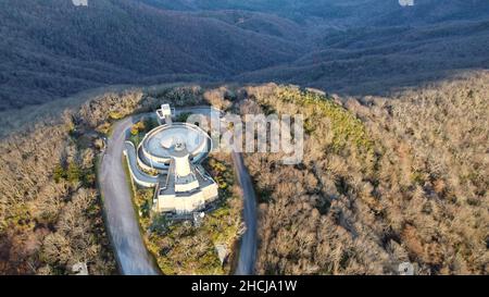 Luftaufnahme eines Gebäudes auf einem Gipfel des Brasstown Glatze Mountain während des Tages Stockfoto