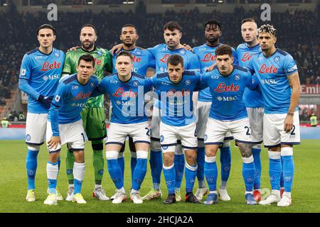 Mailand, Italien. 19th Dez 2021. Italien, Mailand, 19 2021. dezember: Team Napoli im Mittelfeld während des Fußballspiels AC MILAN gegen NAPOLI, Serie A 2021-2022 day18, San Siro Stadion (Bild: © Fabrizio Andrea Bertani/Pacific Press via ZUMA Press Wire) Stockfoto