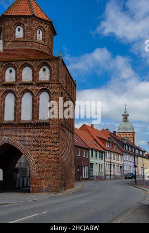 Ribnitz-Damgarten, Deutschland 22. Juni 2021, das Rostocker Tor in Ribnitz-Damgarten Stockfoto