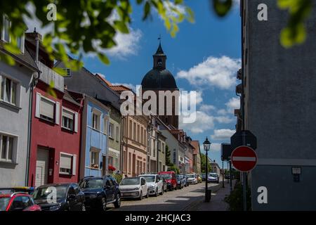 Ribnitz-Damgarten, Deutschland 22. Juni 2021, die Fischerstraße in Ribnitz-Damgarten mit der evangelischen Marienkirche Stockfoto