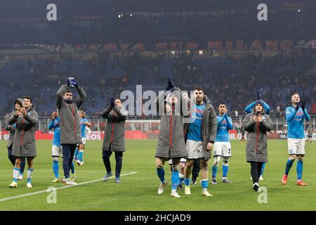 Mailand, Italien. 19th Dez 2021. Italien, Mailand, 19 2021. dezember: Napolis Spieler feiern den Sieg am Ende des Fußballspiels AC MILAN gegen NAPOLI, Serie A 2021-2022 day18, San Siro Stadion (Bildquelle: © Fabrizio Andrea Bertani/Pacific Press via ZUMA Press Wire) Stockfoto