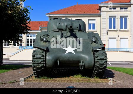 Ein Sherman M4A1 Panzer aus dem Zweiten Weltkrieg, ausgestellt in Montfaucon-d'Argonne (Meuse), Frankreich Stockfoto