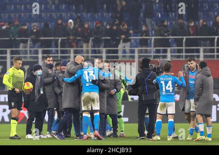 Mailand, Italien. 19th Dez 2021. Italien, Mailand, 19 2021. dezember: Napolis Spieler feiern den Sieg am Ende des Fußballspiels AC MILAN gegen NAPOLI, Serie A 2021-2022 day18, San Siro Stadion (Bildquelle: © Fabrizio Andrea Bertani/Pacific Press via ZUMA Press Wire) Stockfoto