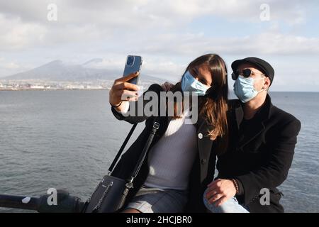 Neapel, Italien. 29th Dez 2021. Mit Ansteckungen durch die Omicron-Variante in der Region Kampanien, gehen Personen auf der Seeseite von Neapel mit der Maske. (Foto: Pasquale Gargano/Pacific Press) Quelle: Pacific Press Media Production Corp./Alamy Live News Stockfoto