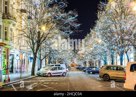 Prag, Tschechische republik - 29. Dezember 2021. Nachtfoto der Parizska Straße ohne Weihnachtsmärkte verboten wegen Coronavirus verursacht leere Straßen mito Stockfoto