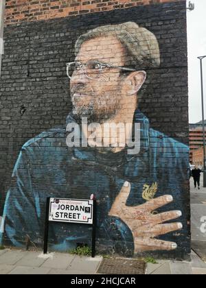 Eine Street Art in Liverpool mit einem Porträt von Jürgen Klopp, dem Manager der Fußballmannschaft von Liverpool Stockfoto