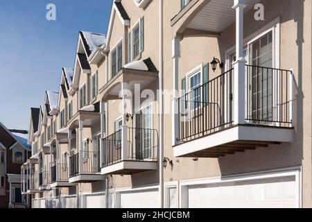 Reihe von Apartment Wohnanlagen Balkone und Garagentüren. Stockfoto