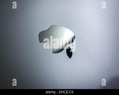 Apple-Logo auf einem MacBook Air mit einem M1-Chip in Nis, Serbien Stockfoto