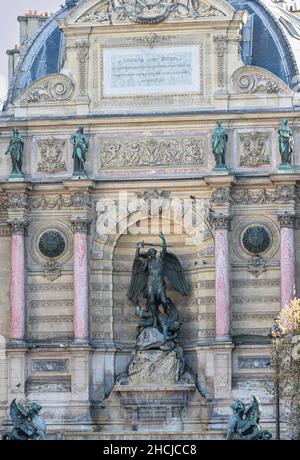 Fuente de san miguel de arquitectura ecléptica siglo XIX en Paris, Francia.JPG Stockfoto