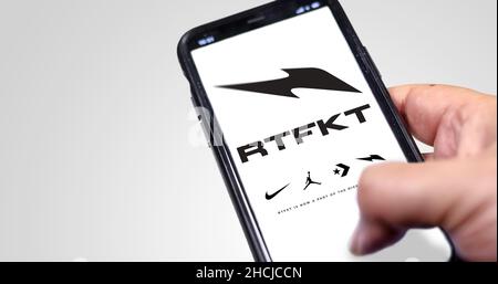 Beaverton, OR, USA, Dezember 2021: RTFKT-Logo auf dem Bildschirm eines Smartphones. RTFKT ist ein digitales Modeunternehmen, das virtuelle Sneaker und Collecti kreiert Stockfoto