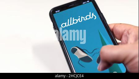 San Francisco, USA, Oktober 2021: Hand hält ein Telefon mit der Allbirds mobile App auf dem Bildschirm isoliert auf weißem Hintergrund. Allbirds Designs und Stockfoto