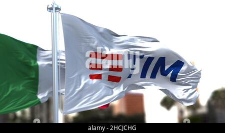 Rom, Italien, November 2021: Weiße Flagge mit dem Tim-Logo, das im Wind winkt. TIM (Telecom Italia Mobile) ist der größte italienische Telekommunikationsanbieter Stockfoto