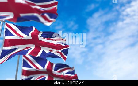 Drei Nationalflaggen des Vereinigten Königreichs, die im Wind fliegen. Draußen und Himmel im Hintergrund. Stockfoto