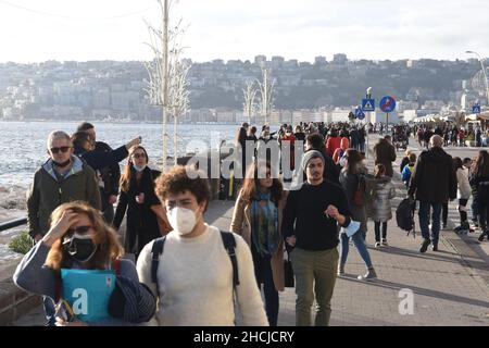 Neapel, Kampanien, Italien. 29th Dez 2021. Mit Ansteckungen durch die Omicron-Variante in der Region Kampanien, gehen Personen auf der Seeseite von Neapel mit der Maske. (Bild: © Pasquale Gargano/Pacific Press via ZUMA Press Wire) Stockfoto