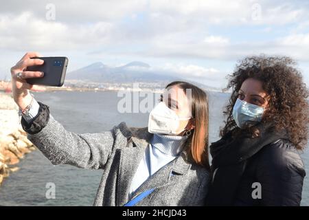 Neapel, Kampanien, Italien. 29th Dez 2021. Mit Ansteckungen durch die Omicron-Variante in der Region Kampanien, gehen Personen auf der Seeseite von Neapel mit der Maske. (Bild: © Pasquale Gargano/Pacific Press via ZUMA Press Wire) Stockfoto