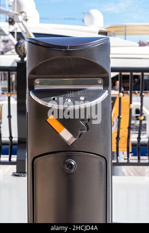 Nahaufnahme eines schwarzen Wandaschens mit einem Zigarettenschild im Freien in Doha, Katar Stockfoto