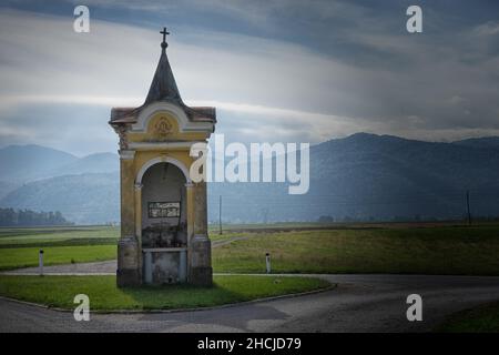 Ein Schrein am Wegesrand in der Nähe von Ljubljana in Slowenien Stockfoto