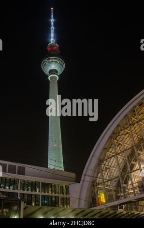 Berlin- Der Berliner Fernsehturm . 368 m hoher Turm, eröffnet 1969, mit Aussichtsplattform in 203 m Höhe & sich drehendem Restaurant in 207 m. Stockfoto