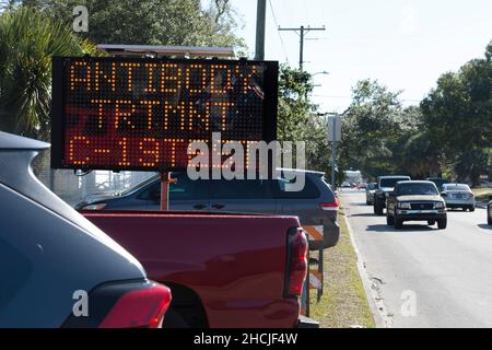 Tampa, Florida, USA. 29th Dez 2021. Ein blinkendes Schild vor einem County Services Building rät den Einwohnern von Tampa von der Verfügbarkeit von monoklonalen Anti-COVID-Behandlungen sowie COVID-Tests. Infektionen in Florida stiegen diese Woche auf Rekordniveau. (Bild: © Robin Rayne/ZUMA Press Wire) Bild: ZUMA Press, Inc./Alamy Live News Stockfoto