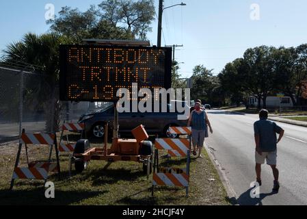 Tampa, Florida, USA. 29th Dez 2021. Ein blinkendes Schild vor einem County Services Building rät den Einwohnern von Tampa von der Verfügbarkeit von monoklonalen Anti-COVID-Behandlungen sowie COVID-Tests. Infektionen in Florida stiegen diese Woche auf Rekordniveau. (Bild: © Robin Rayne/ZUMA Press Wire) Bild: ZUMA Press, Inc./Alamy Live News Stockfoto