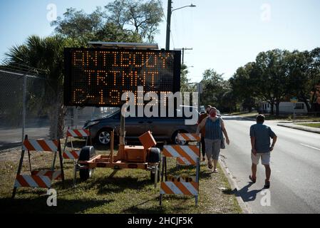 Tampa, Florida, USA. 29th Dez 2021. Ein blinkendes Schild vor einem County Services Building rät den Einwohnern von Tampa von der Verfügbarkeit von monoklonalen Anti-COVID-Behandlungen sowie COVID-Tests. Infektionen in Florida stiegen diese Woche auf Rekordniveau. (Bild: © Robin Rayne/ZUMA Press Wire) Bild: ZUMA Press, Inc./Alamy Live News Stockfoto