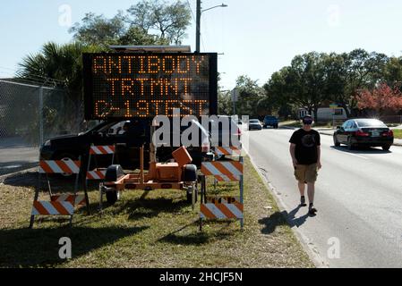 Tampa, Florida, USA. 29th Dez 2021. Ein blinkendes Schild vor einem County Services Building rät den Einwohnern von Tampa von der Verfügbarkeit von monoklonalen Anti-COVID-Behandlungen sowie COVID-Tests. Infektionen in Florida stiegen diese Woche auf Rekordniveau. (Bild: © Robin Rayne/ZUMA Press Wire) Bild: ZUMA Press, Inc./Alamy Live News Stockfoto