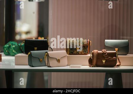 Mailand, Italien - 24. September 2021: Miu Miu luxuriöse und modische Handtaschen aus der neuen Kollektion 2022, Nahaufnahme-Showcase Stockfoto