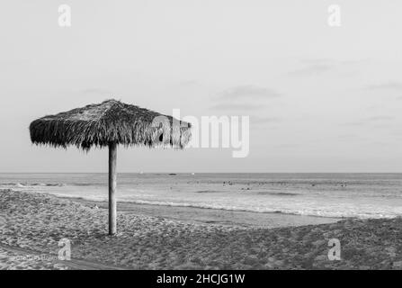 Nahaufnahme eines Tiki-Hüttenschirms an der Küste von San Clemente in Schwarz und Weiß Stockfoto