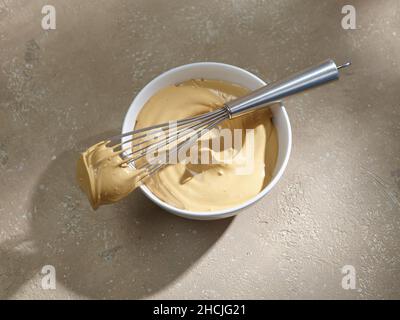 Schüssel mit geschlagenem Instantkaffee mit Zucker und Wasser für die Zubereitung von Dalgona-Kaffeegetränken oder Keksen Stockfoto