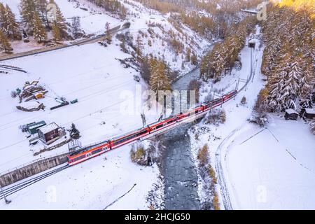 Skibus über eine Brücke in der Schweiz Stockfoto