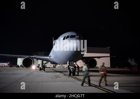 Ein KC-46A Pegasus kommt am Joint Base McGuire-Dix-Lakehurst, N.J., 21. Dezember 2021 an. Dies ist der zweite KC-46 Joint Base MDL, der seit der ersten Ankunft am 9. November 2021 eingegangen ist. Die KC-46 verstärkt die Rolle der Installation bei der Ermöglichung globaler Reichweite. Stockfoto