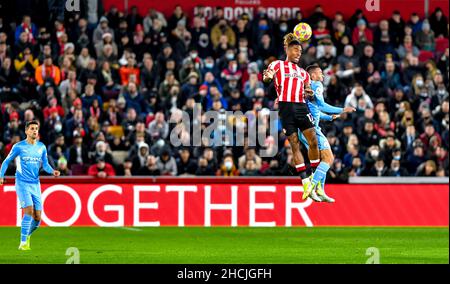 London, Großbritannien. 29th Dez 2021. Ivan Toney vom FC Brentford gewinnt die Luftherausforderung während des Premier League-Spiels zwischen Brentford und Manchester City am 29. Dezember 2021 im Brentford Community Stadium, London, England. Foto von Phil Hutchinson. Nur zur redaktionellen Verwendung, Lizenz für kommerzielle Nutzung erforderlich. Keine Verwendung bei Wetten, Spielen oder Veröffentlichungen einzelner Clubs/Vereine/Spieler. Kredit: UK Sports Pics Ltd/Alamy Live Nachrichten Stockfoto