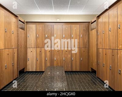 Öffentliche Schließfächer Zimmer mit Kombinationsschloss, stellen Sie sicher, vergessen Sie nicht Ihre Habseligkeiten nach der Verwendung der lockers.nobody innen. Stockfoto